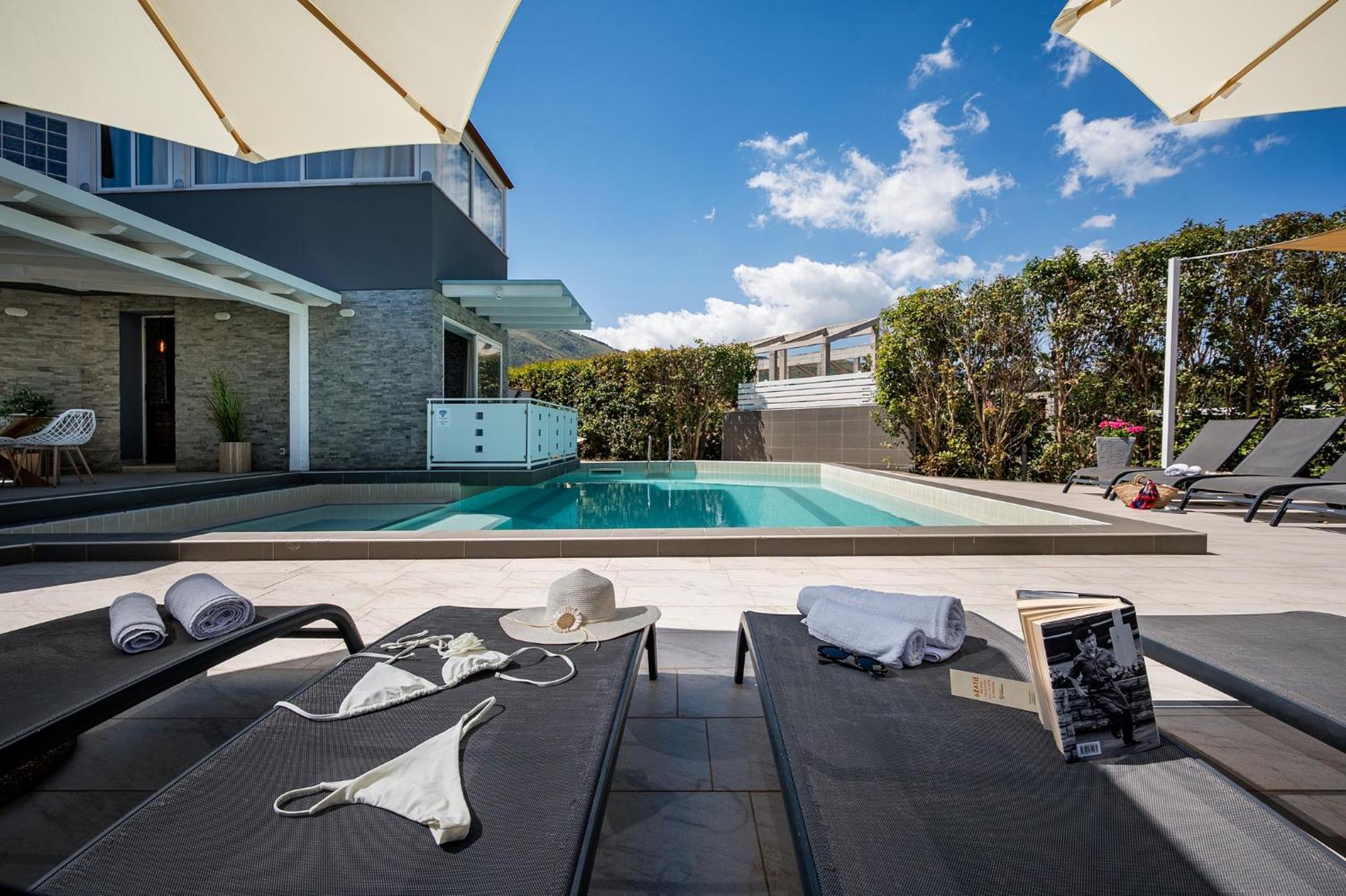 Moresca Exclusive Villa - Pool & Spa カステッランマーレ・デル・ゴルフォ エクステリア 写真